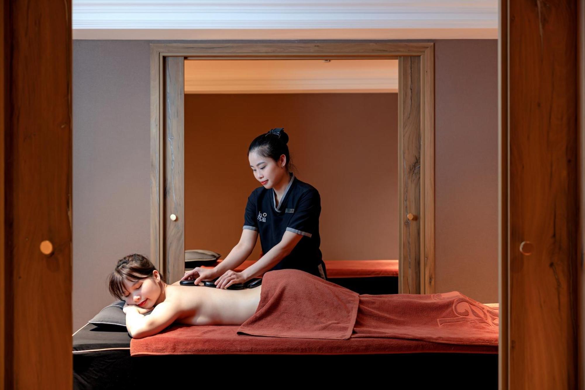 האנוי La Siesta Classic Hang Thung מראה חיצוני תמונה A woman receiving a massage