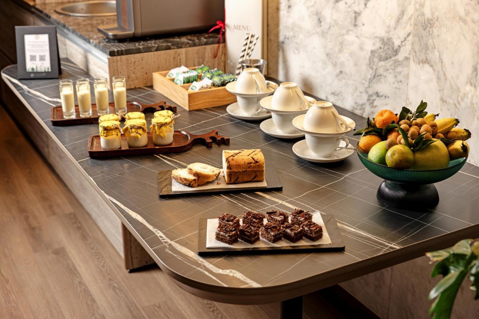 האנוי La Siesta Classic Hang Thung מראה חיצוני תמונה A buffet with a selection of desserts